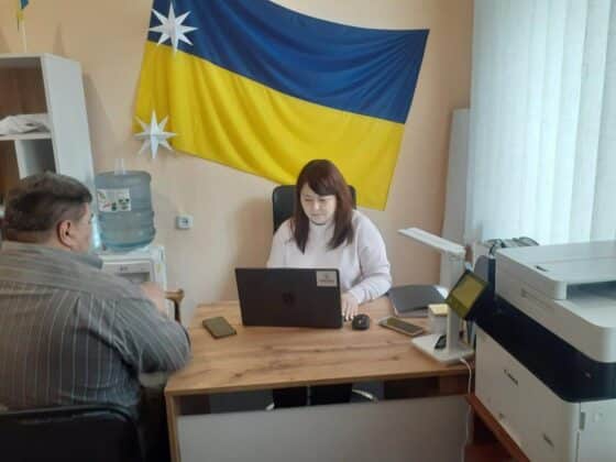 У Черкасах працює центр підтримки для переселенців із Білолуцької громади 04