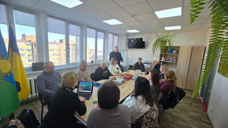 У Черкасах працює центр підтримки для переселенців із Білолуцької громади 02