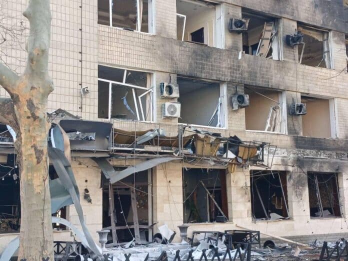 Атака на Одесу: є загиблі й поранені, пошкоджено пологовий будинок 019