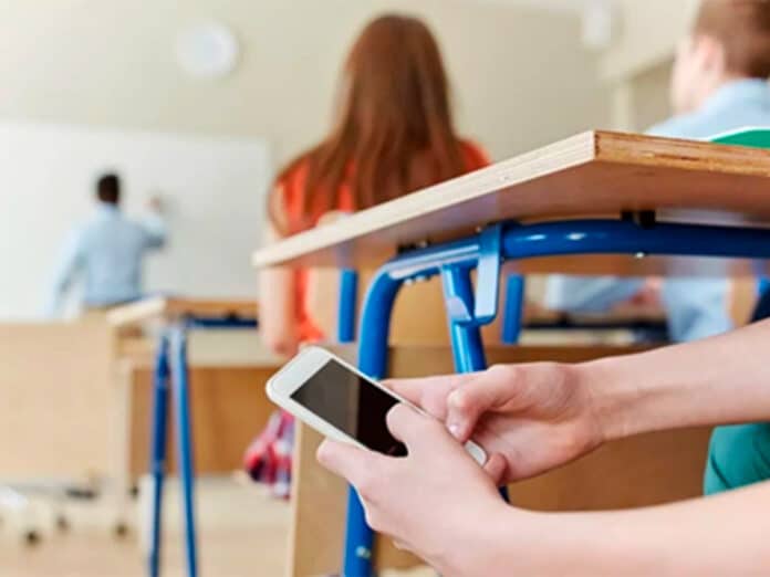 Польща планує заборонити мобільні телефони у школах для дітей до 16 років