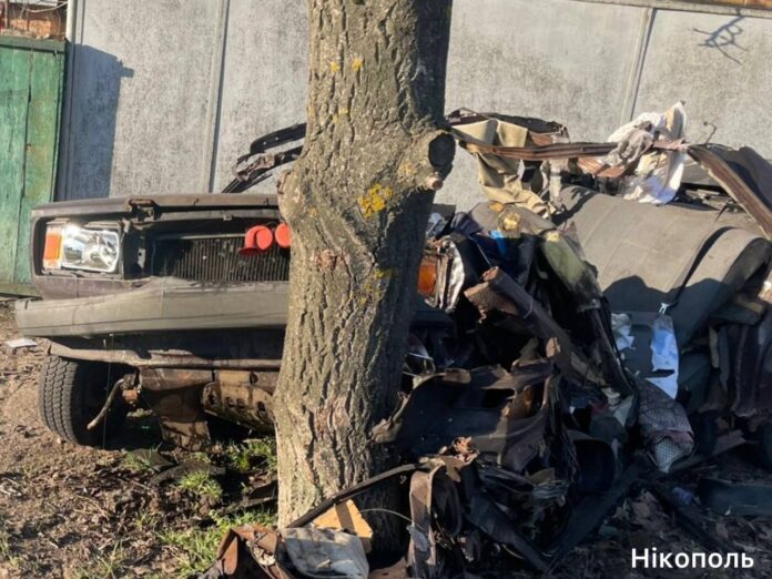 У Нікополі росіяни вдарили дроном по автівці та вбили людину 05