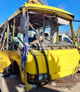Атака на Нікополь: росіяни вдарили по автобусу, є жертви 01