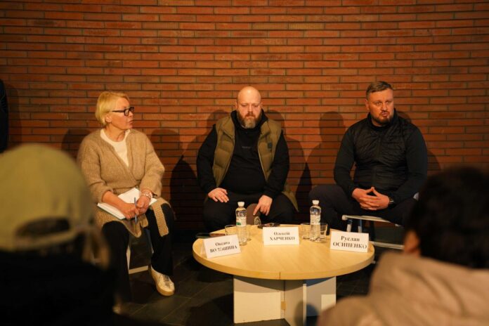 На Буковині відбулася зустріч керівництва Луганської ОВА з переселенцями