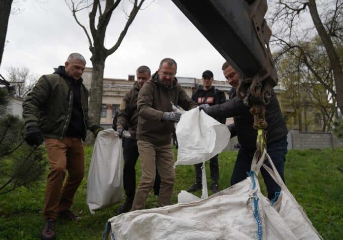 Громада Луганщини провела толоку на Алеї Захисників у Дніпрі 02