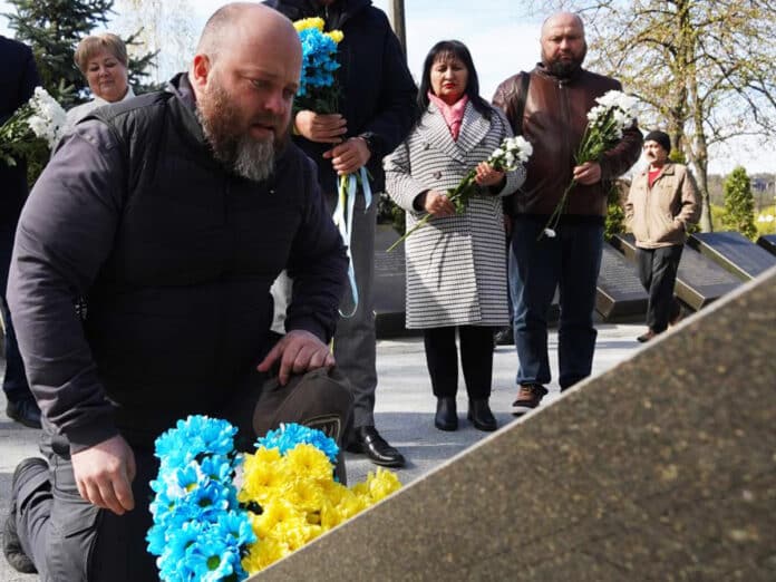 Напередодні 40-х роковин аварії на ЧАЕС Луганщина вшановує героїв-ліквідаторів