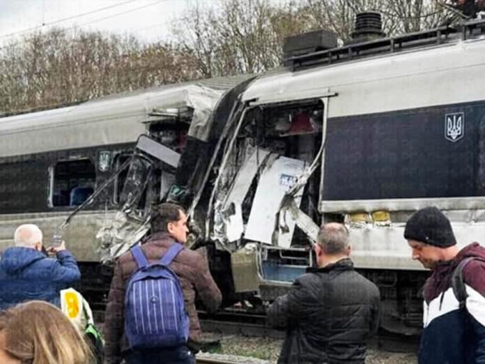 Аварія на залізниці: зіткнулися Інтерсіті+ та приватний тепловоз 05