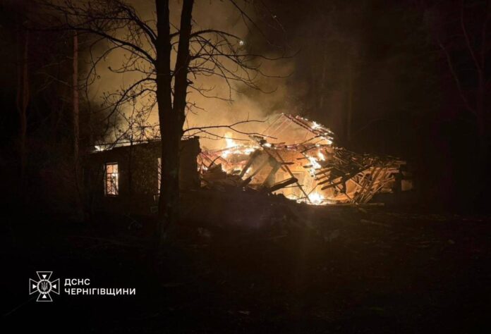 Атака на Чернігів: окупанти поцілили в адмінбудівлю 02