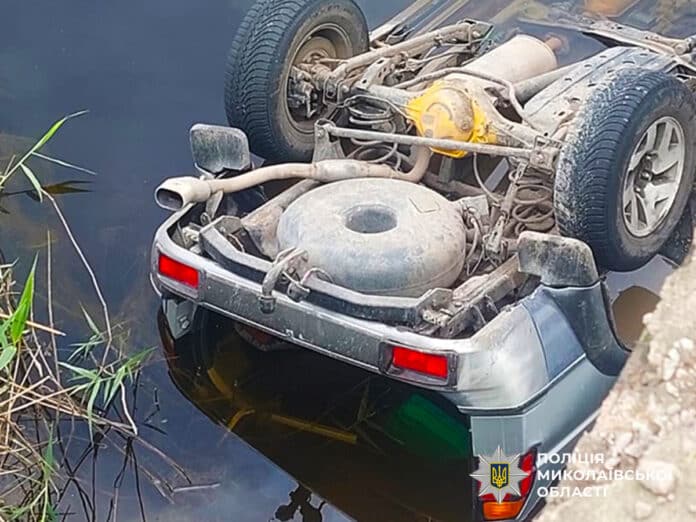 На Миколаївщині автомобіль впав з моста у воду, постраждали п'ятеро дітей