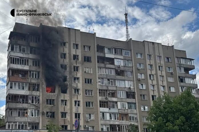 Атака на Івано-Франківськ: уламки пошкодили житловий будинок