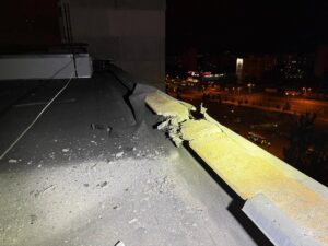 Обстріл Харкова дронами: ворог поцілив у багатоповерхівку