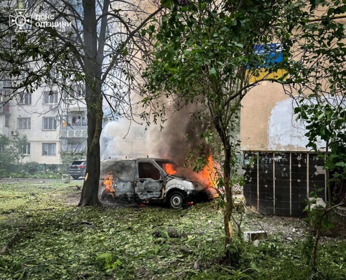 Атака на Одесу: уламки дронів пошкодили багатоповерхівки, є постраждалі 01