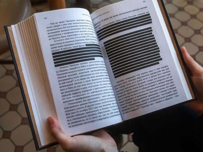 На росії у книгах «блекаут» та фізичне вилучення тексту