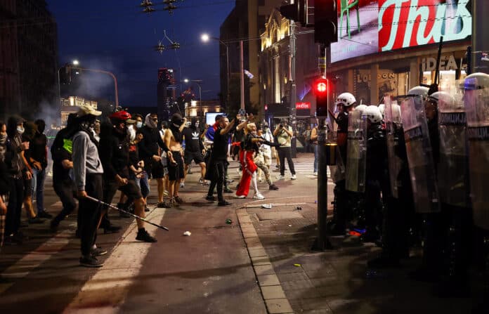 Десятки тисяч людей вийшли на масштабні протести в Сербії 07