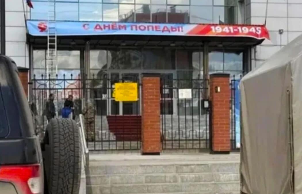 На росії з банера до «дня перемоги» вітає мавпа 02
