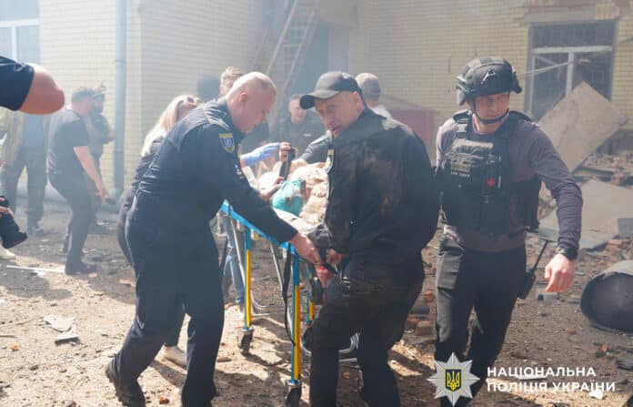 У Сумах російські дрони вдарили по дитячому садку: загинула жінка, двоє поранених