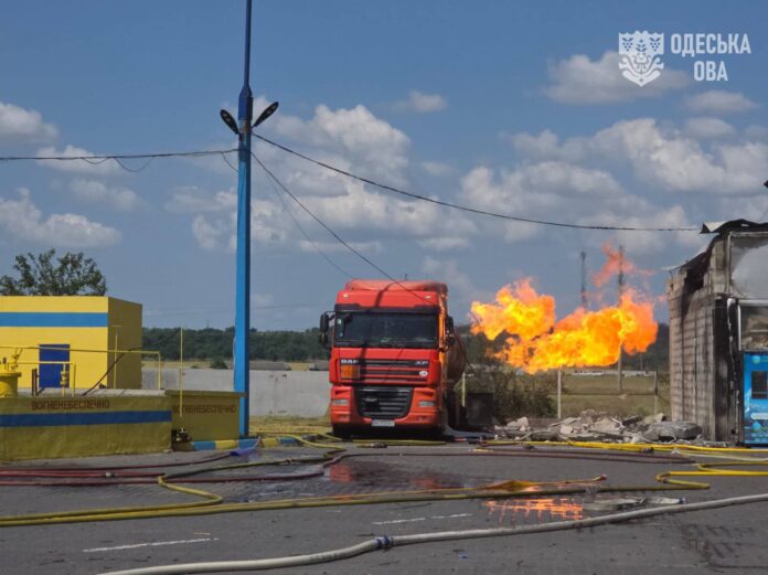 Атака на інфраструктуру: на Одещині ворог поцілив по АЗС