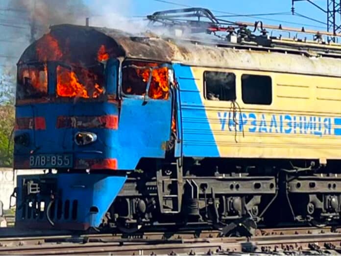 Атака на Харківщині: ворог поцілив дроном у тепловоз, поранено залізничника