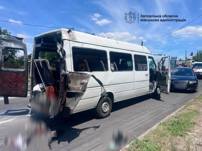 рф вдарила дроном по маршрутці в Запоріжжі: троє загиблих