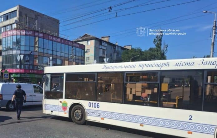 росіяни поцілили у пасажирський автобус Запоріжжя: є поранені