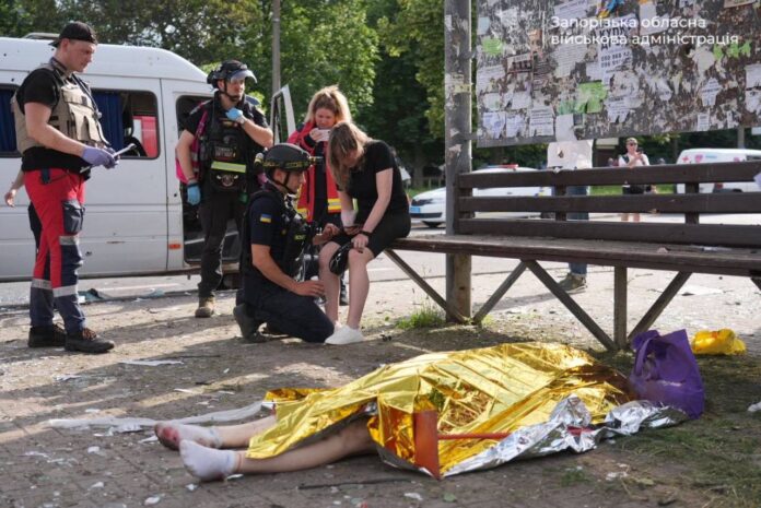 Наслідки атаки російського «шахеда» по пасажирах на зупинці у Запоріжжі