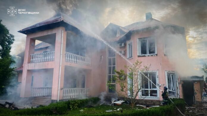 Пожежі та знеструмлення: окупанти атакували Чернігівську область дронами