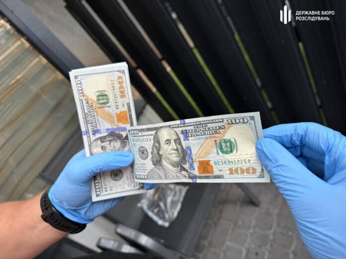 Довідка за $7 тисяч: на Вінниччині ДБР затримало поліцейського-шантажиста