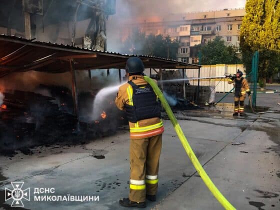 росіяни знищили супермаркет на Миколаївщині 011