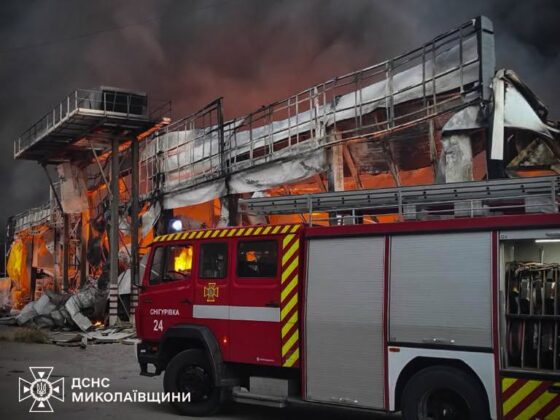 росіяни знищили супермаркет на Миколаївщині 01