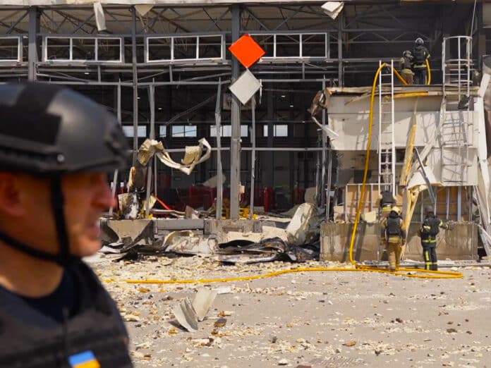 На Харківщині рф вдарила по поштовому терміналу, є загиблі та десятки поранених 09