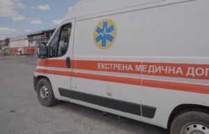 На Харківщині рф вдарила по поштовому терміналу, є загиблі та десятки поранених 011