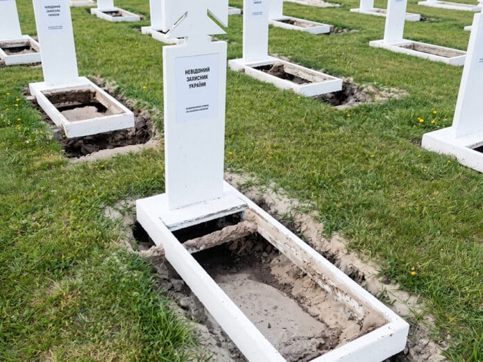 Провалля могил на Київщині: Національне військове кладовище розмило