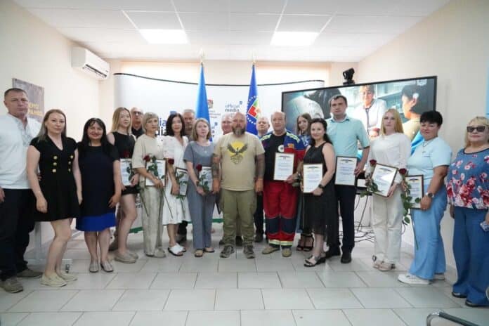 До Дня медичного працівника відзначили лікарів та медиків Луганщини 014