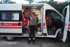 рф атакувала Запоріжжя КАБами та дронами: є загиблий, з-під завалів врятували чоловіка