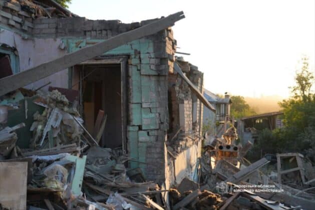рф атакувала Запоріжжя КАБами та дронами: є загиблий, з-під завалів врятували чоловіка 02