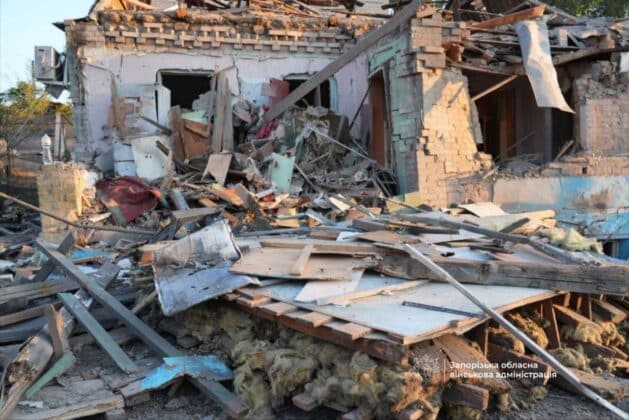 рф атакувала Запоріжжя КАБами та дронами: є загиблий, з-під завалів врятували чоловіка 04