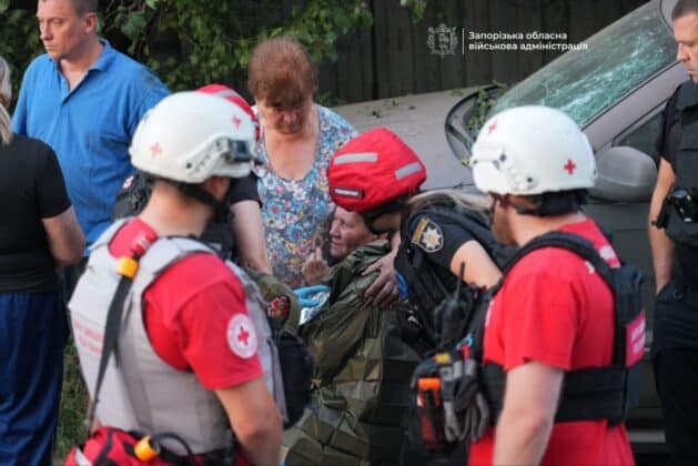 рф атакувала Запоріжжя КАБами та дронами: є загиблий, з-під завалів врятували чоловіка 05