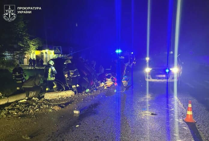 Трагедія у Бродах: водій Mercedes збив дерево та опору — загинули троє дітей 010