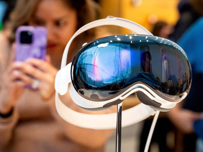 Apple скорочує співробітників підрозділів Siri та Vision Pro