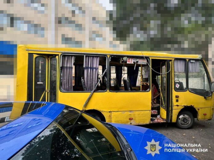Дрон рф атакував маршрутку в Херсоні: багато загиблих та поранених 08
