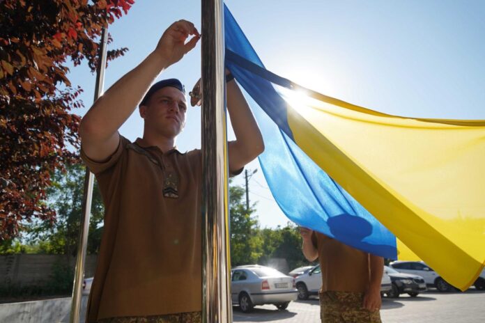 Символ волі та незламності: луганці разом із усією Україною здійняли у небо свій синьо-жовтий стяг 04