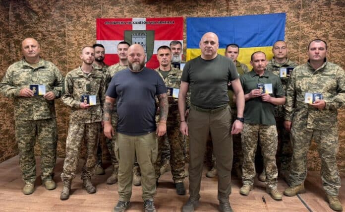 На Донеччині очільник Луганщини відзначив бійців 100-ї бригади