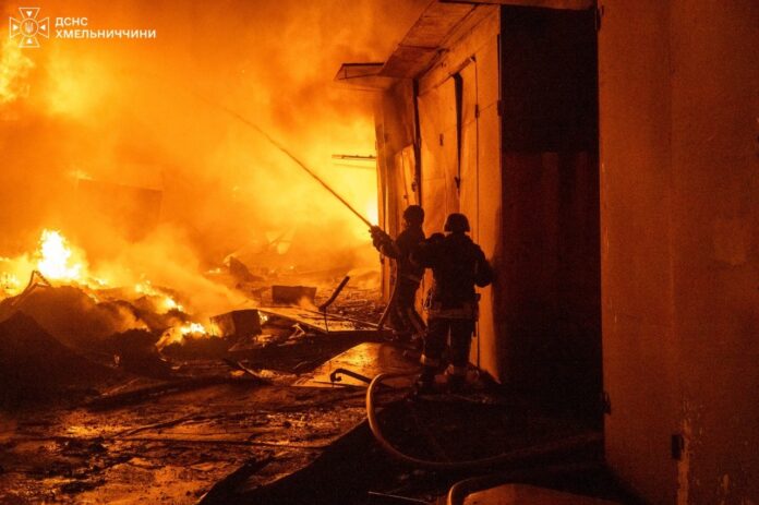 Атака на Хмельницький: постраждали рятувальники й поліцейський 01