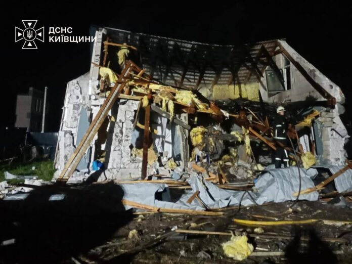 На Київщині дрон влучив у приватний будинок: двоє поранених 010