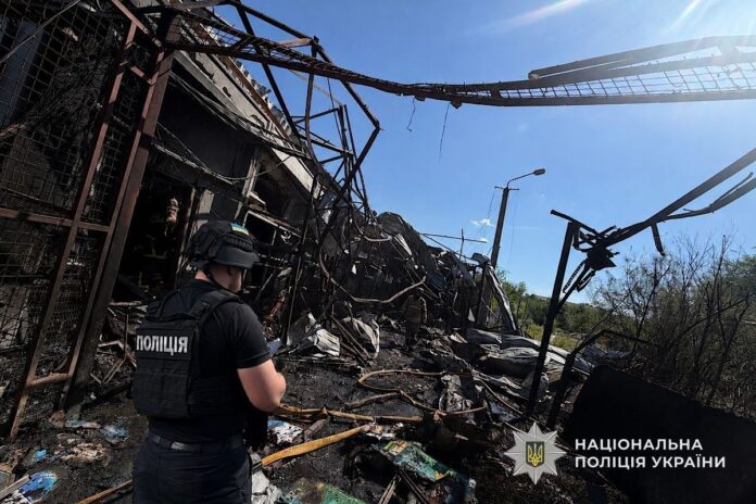Ворожий удар по логістичних складах у Дніпрі: загинула людина