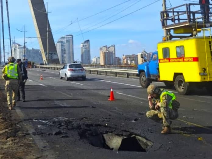 рф знову вдарила по Північному мосту: пошкоджено дорогу й тепломагістраль 001
